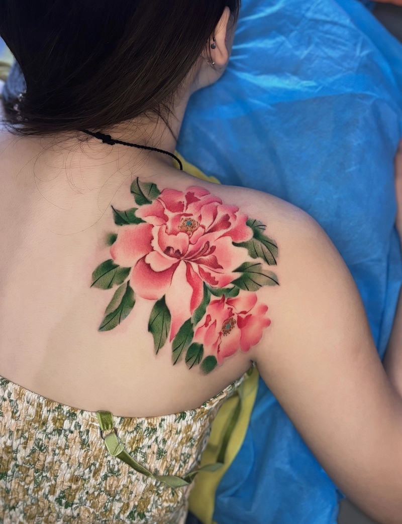 Hình xăm vai nữ hoa văn nghệ thuật