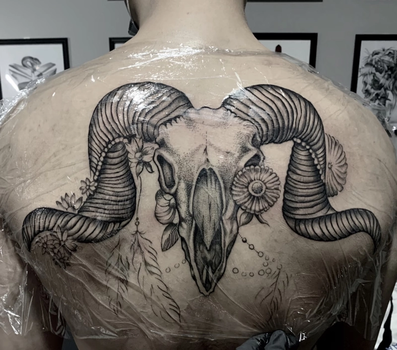 hình xăm ác quỷ ở lưng