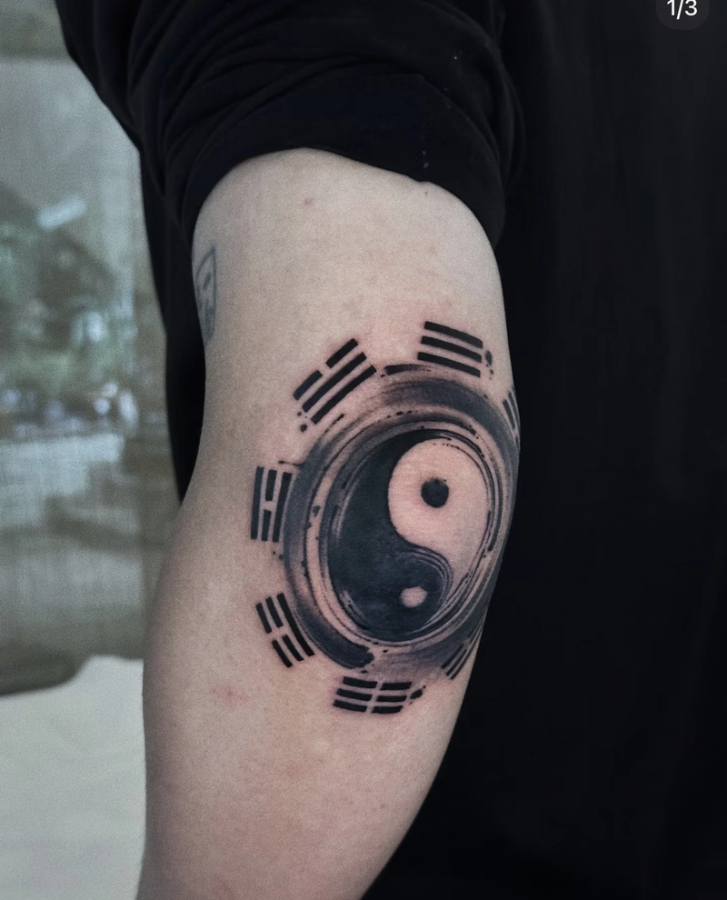 hình xăm bát quái thể hiện niềm tin vào quy luật vũ trụ