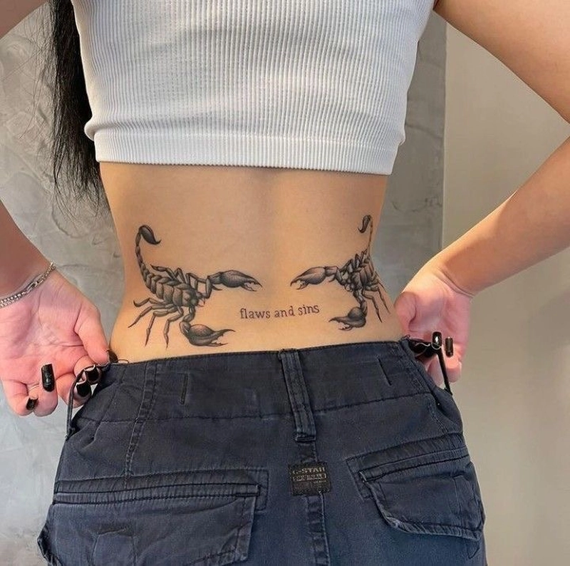 hình xăm bọ cạp ở eo