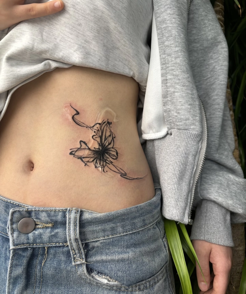 hình xăm bướm bay quanh hoa