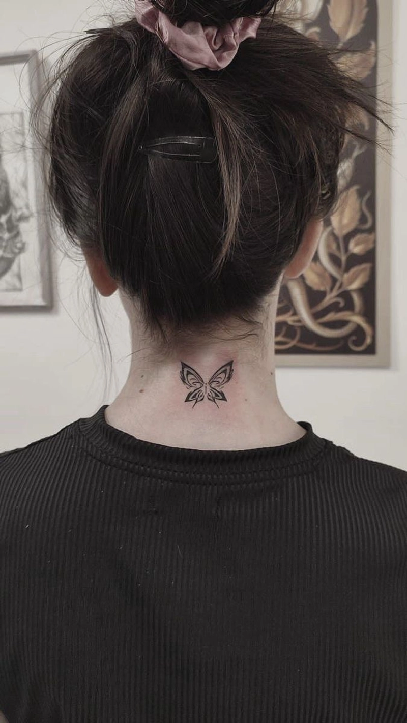 hình xăm bướm sau gáy