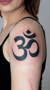 hình xăm chữ Om biểu tượng cho trí tuệ và đạo đức
