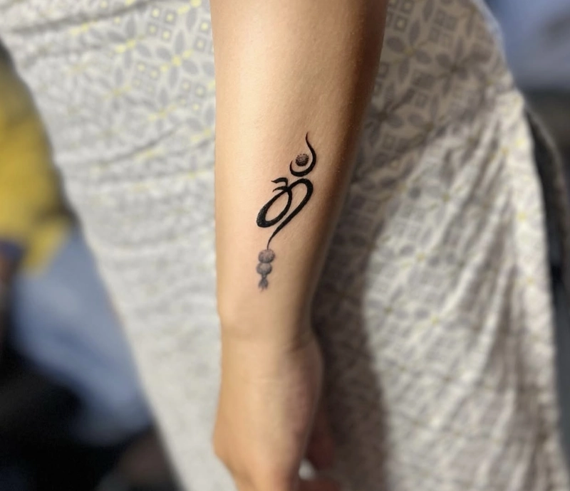 hình xăm chữ Om mang đậm yếu tố thiền định
