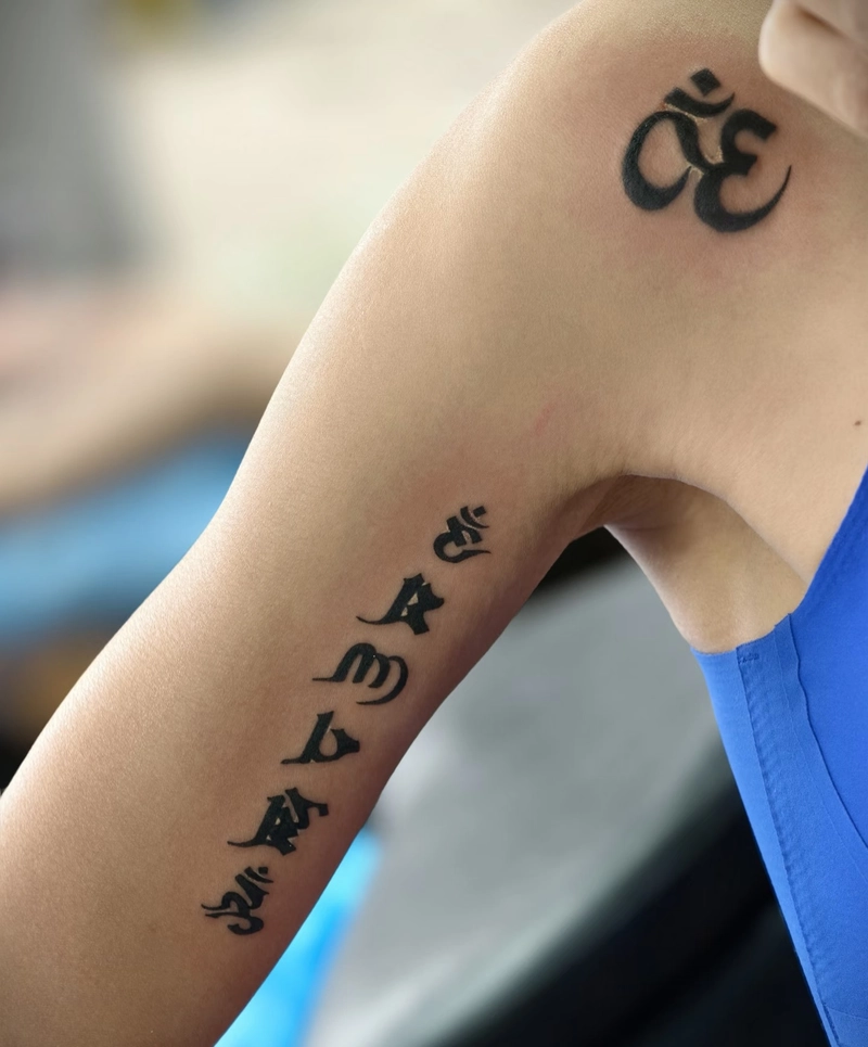 hình xăm chữ Om mang ý nghĩa của âm thanh vũ trụ