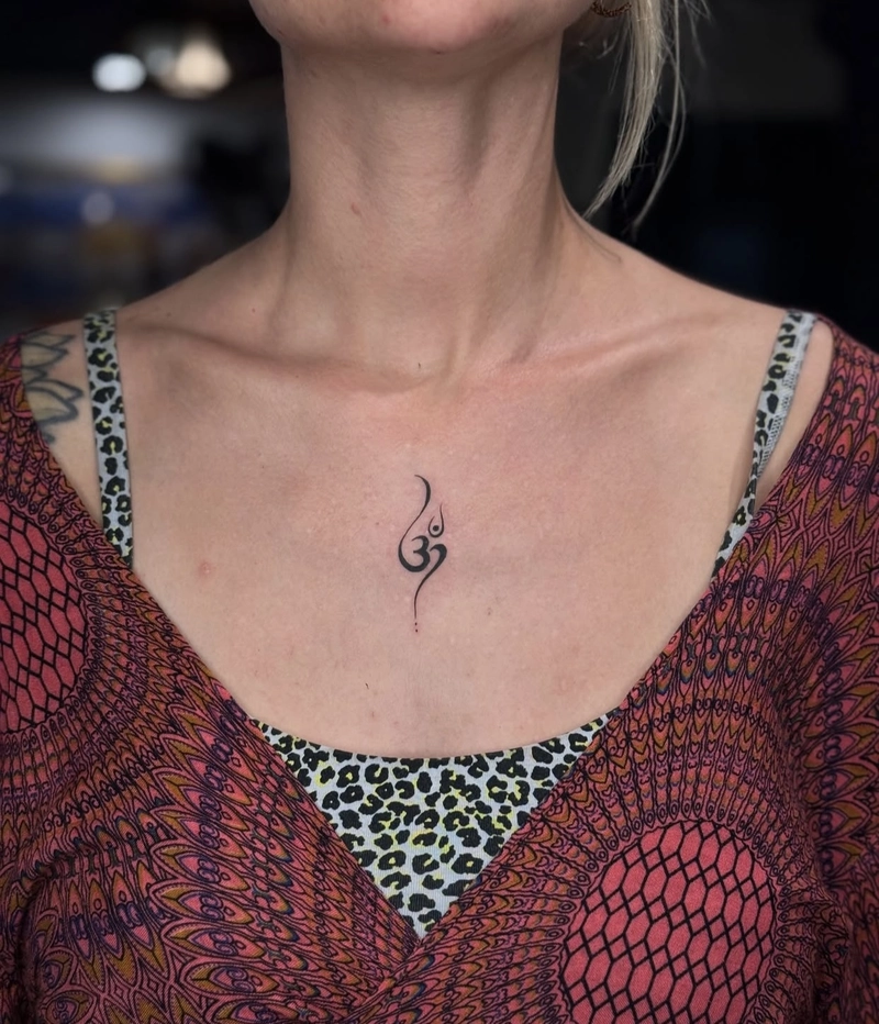 hình xăm chữ Om thể hiện sự thuần khiết trong tâm hồn