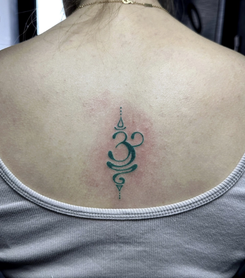 hình xăm chữ Om thể hiện tinh thần hướng thiện