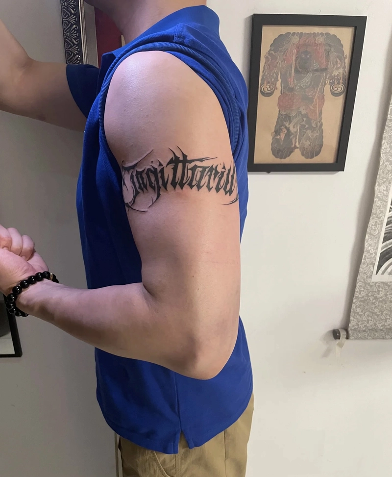 hình xăm chữ đẹp ở bắp tay cho nam