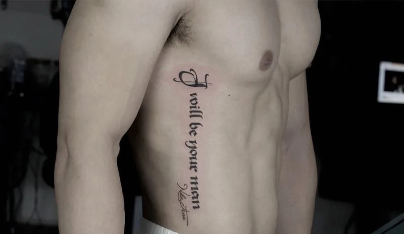 hình xăm chữ đẹp ở sườn cho nam