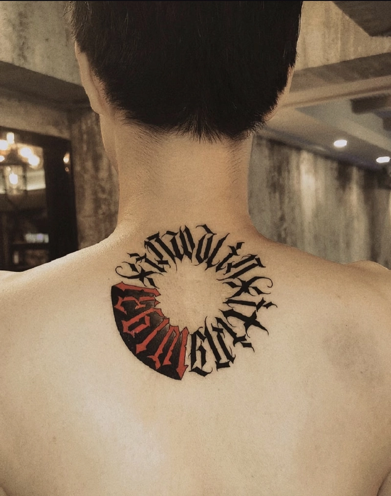hình xăm chữ hình tròn ở lưng