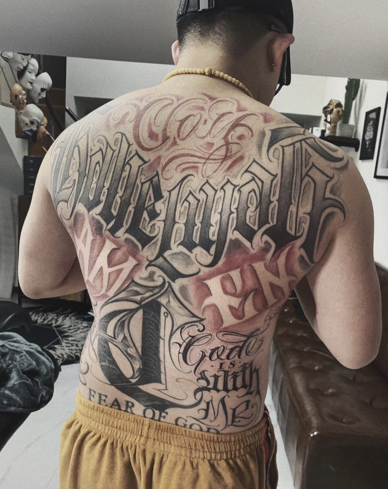 hình xăm chữ lớn đẹp ở lưng
