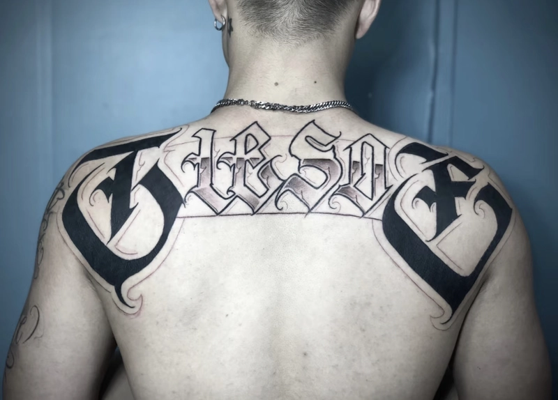 hình xăm chữ lớn ở lưng