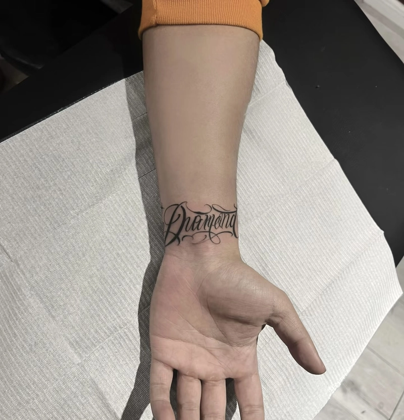 hình xăm chữ ở cổ tay nam