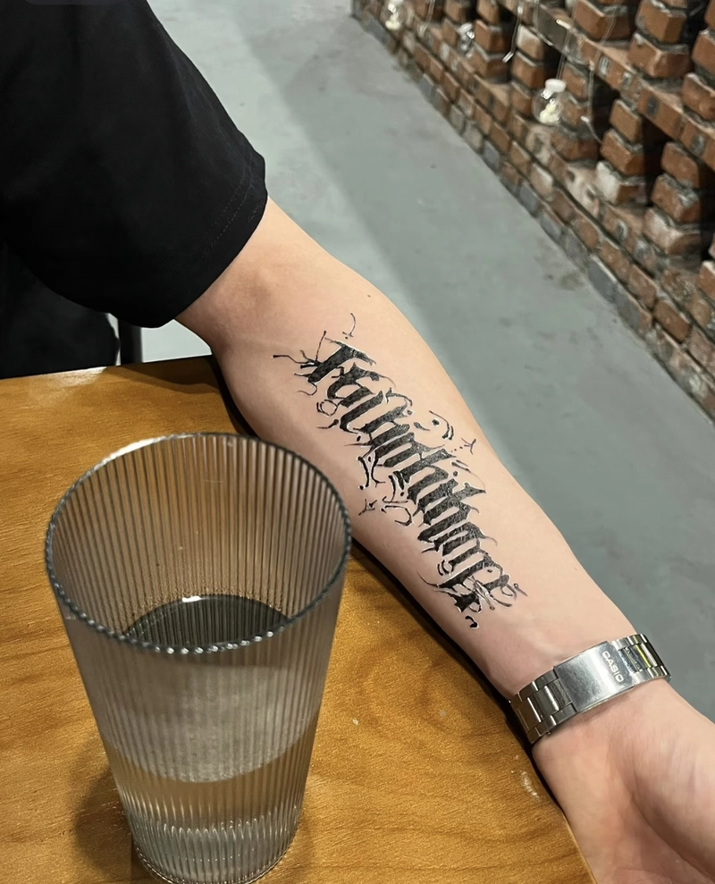 hình xăm chữ ở tay cho nam