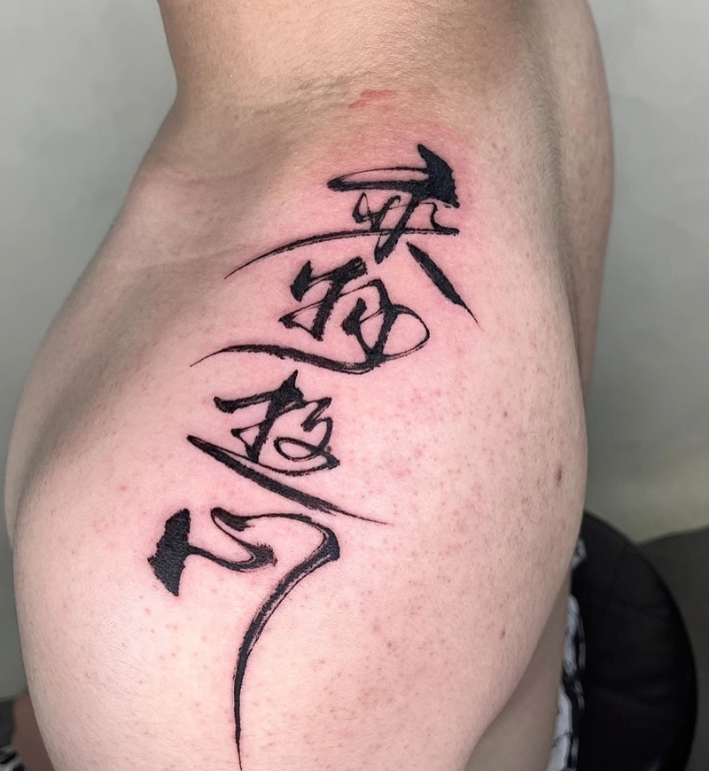 hình xăm chữ ở vai