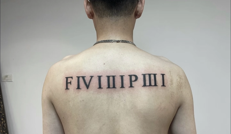 hình xăm chữ vừa ở lưng