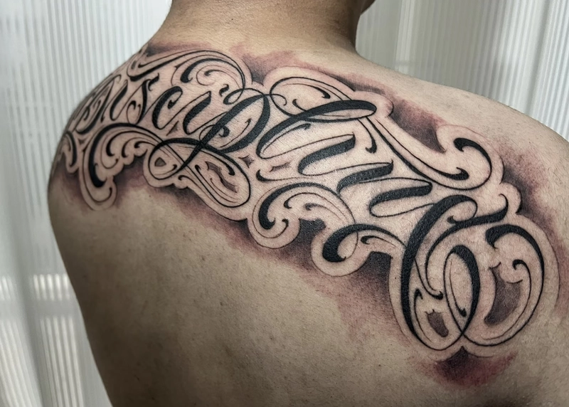 hình xăm đẹp có chữ ở lưng