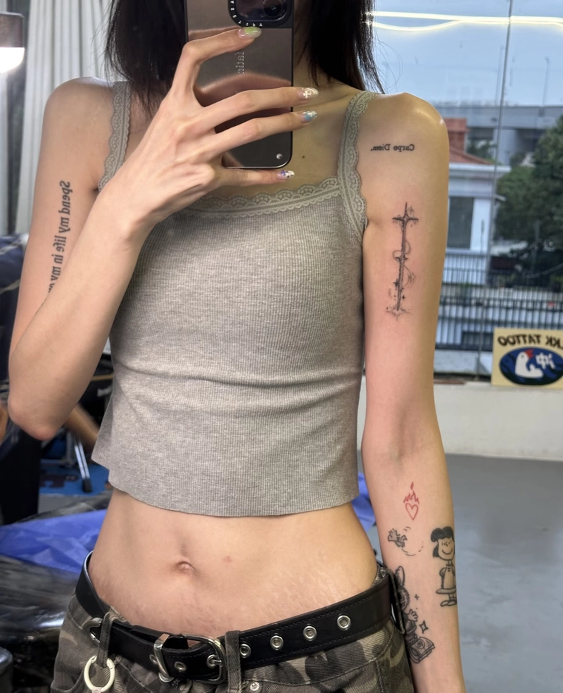 hình xăm độc lạ ở vai cho nữ