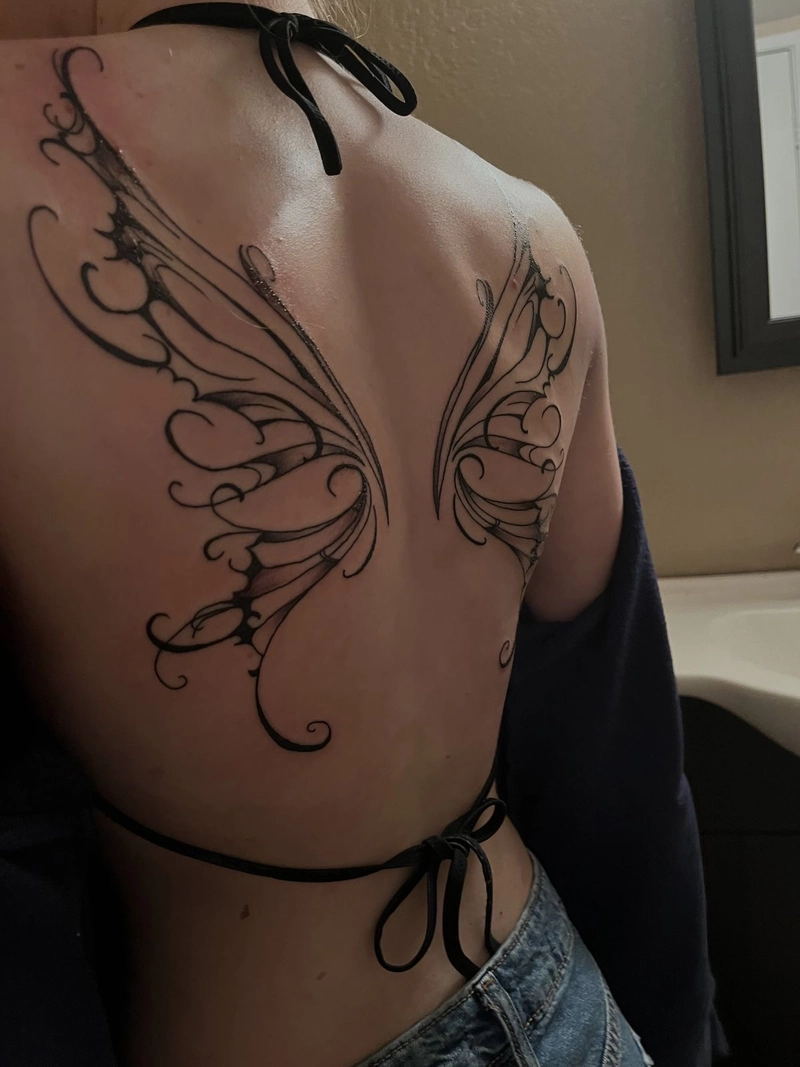 hình xăm đôi cánh bướm ở lưng