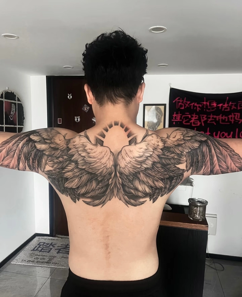 hình xăm đôi cánh cá tính ở lưng hình xăm đôi cánh cá tính ở lưng