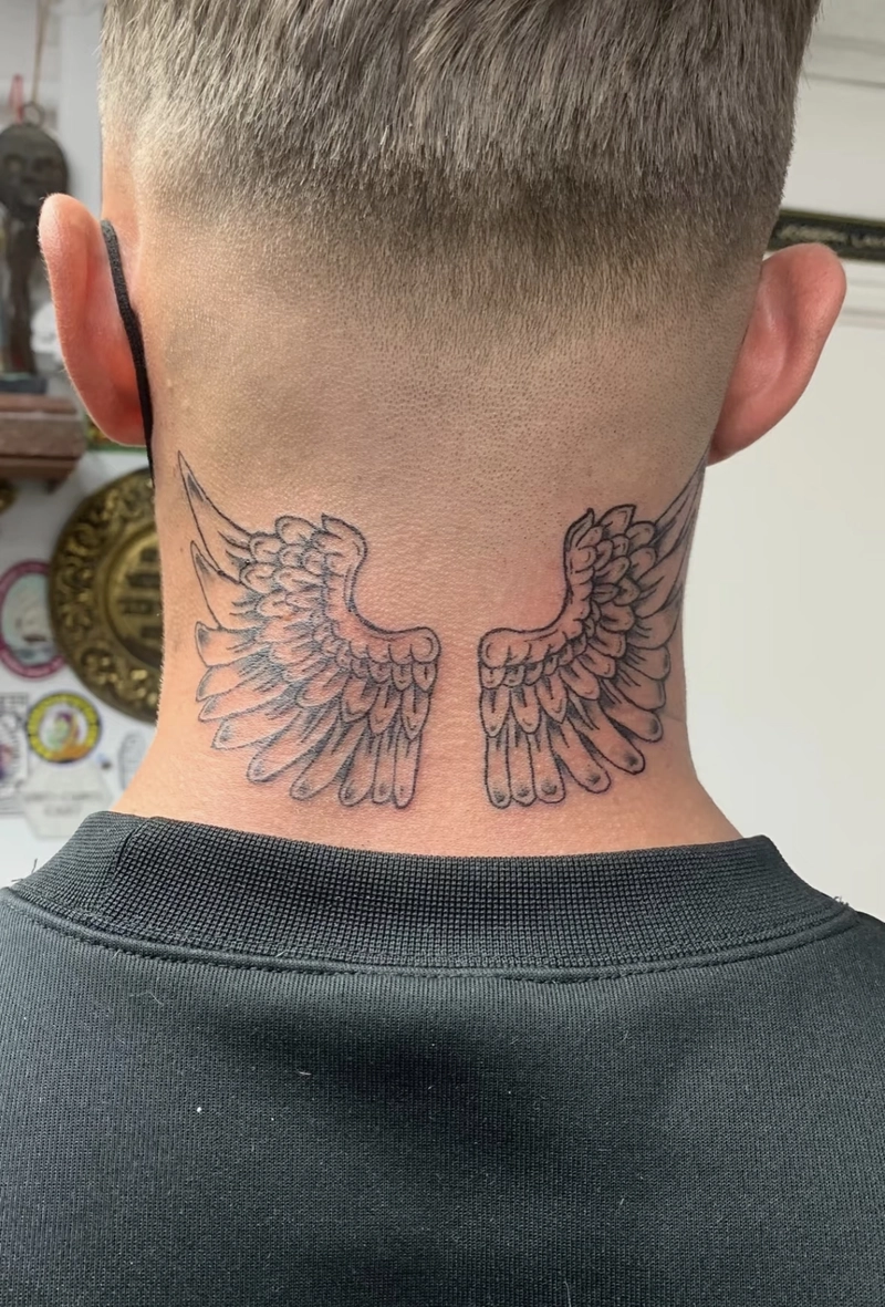 hình xăm đôi cánh ở cổ hình xăm đôi cánh ở cổ