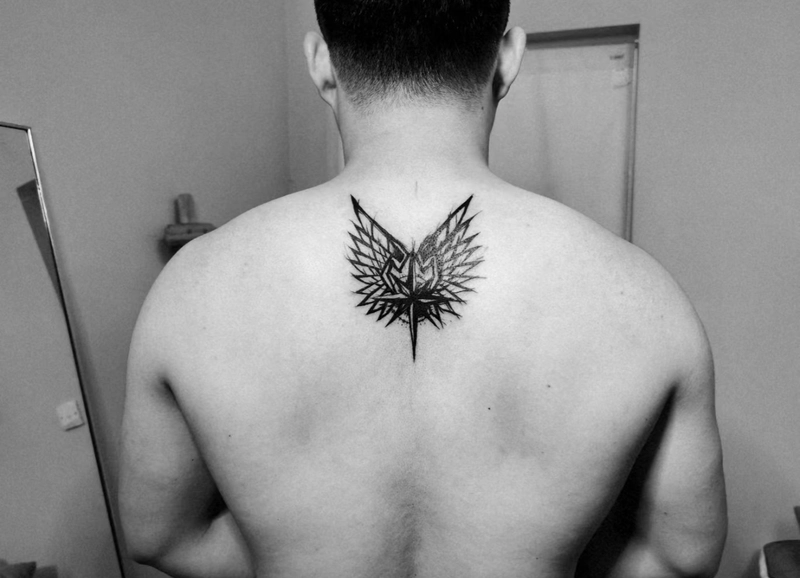 hình xăm đôi cánh ở lưng