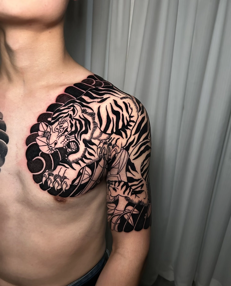 hình xăm hổ kín ngực nam