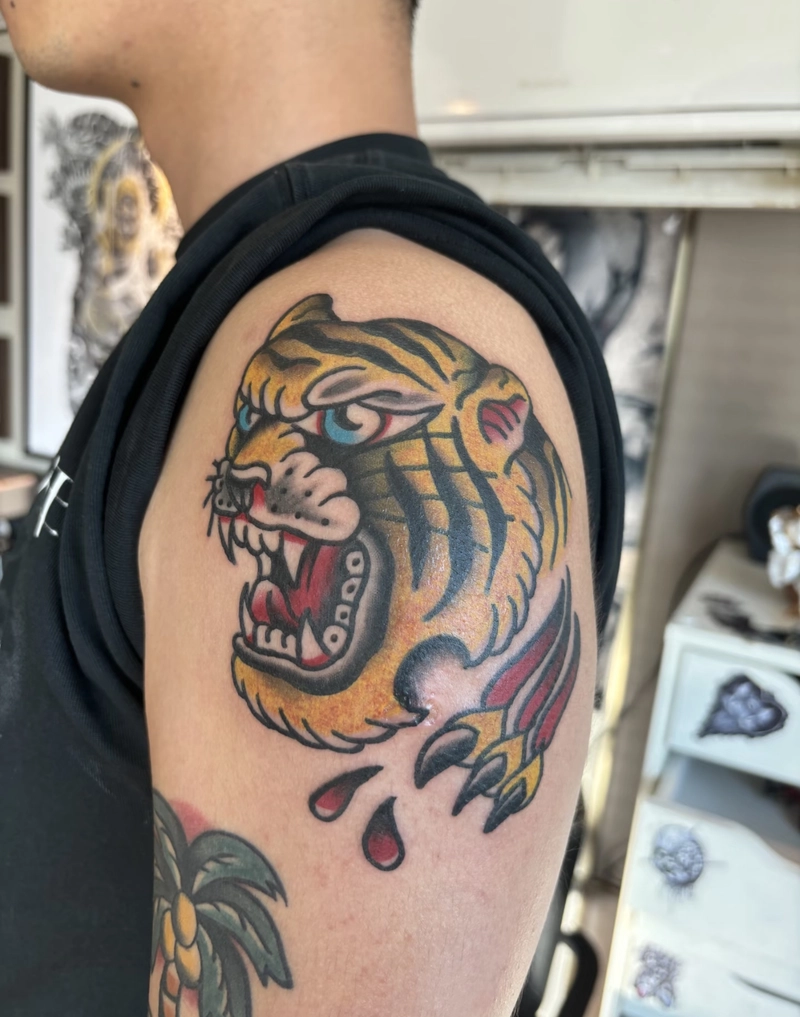 hình xăm hổ ở vai