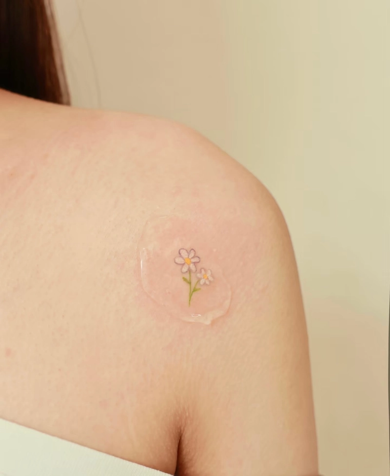 hình xăm hoa đơn giản ở vai