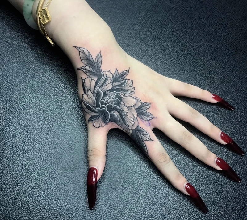 hình xăm hoa ở bàn tay