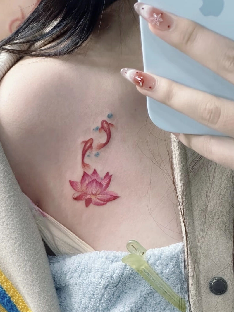 hình xăm hoa sen mềm mại đầy cảm xúc