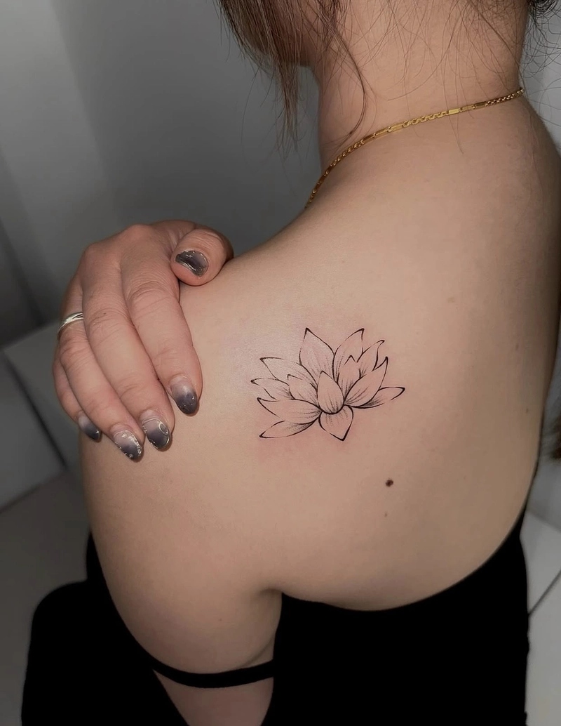 hình xăm hoa sen nhẹ nhàng