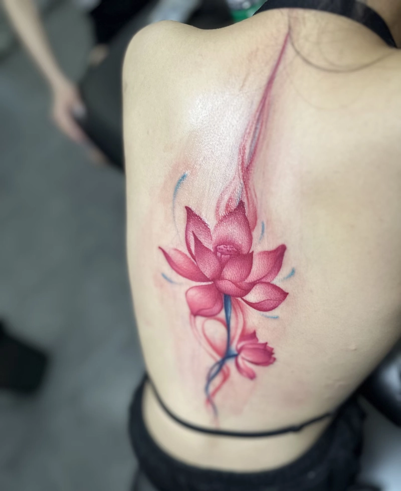 hình xăm hoa sen sau lưng nữ