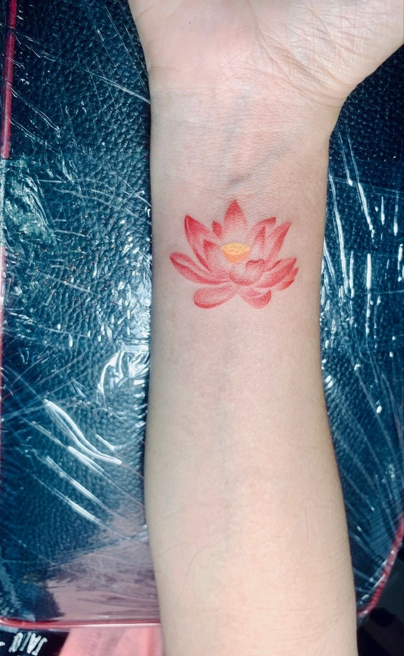 hình xăm hợp mệnh hỏa cổ tay nữ