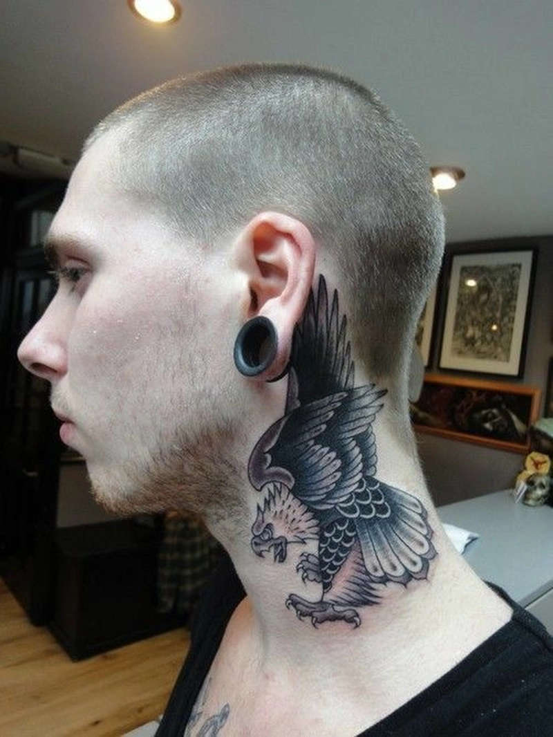 hình xăm hợp mệnh mộc ở cổ