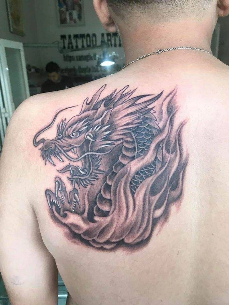 hình xăm hợp mệnh thổ sau lưng nam