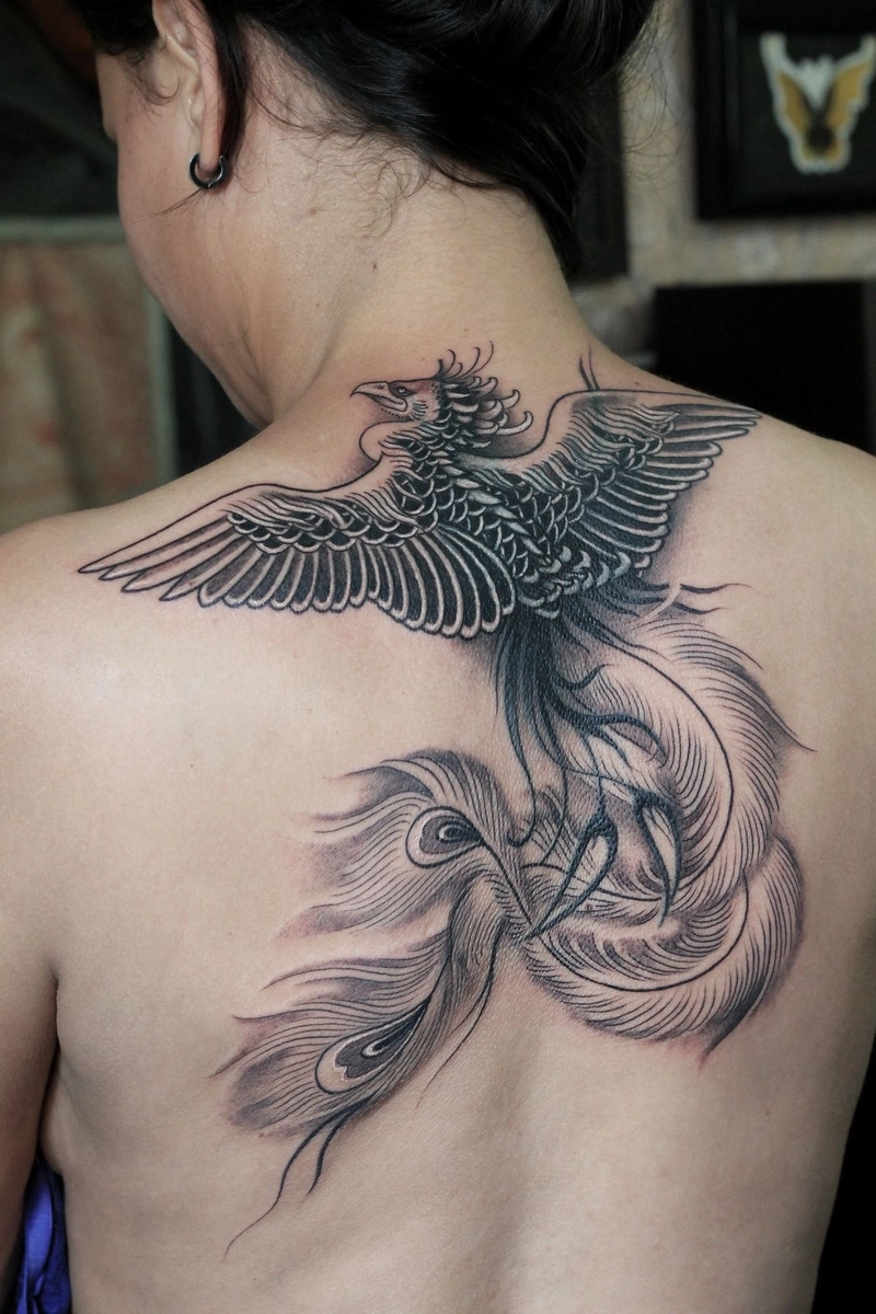 hình xăm hợp mệnh thổ sau lưng nữ