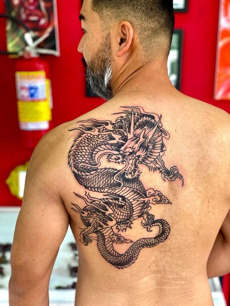 hình xăm hợp mệnh thổ trên vai nam