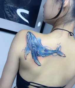 hình xăm hợp mệnh thuỷ trên vai nữ