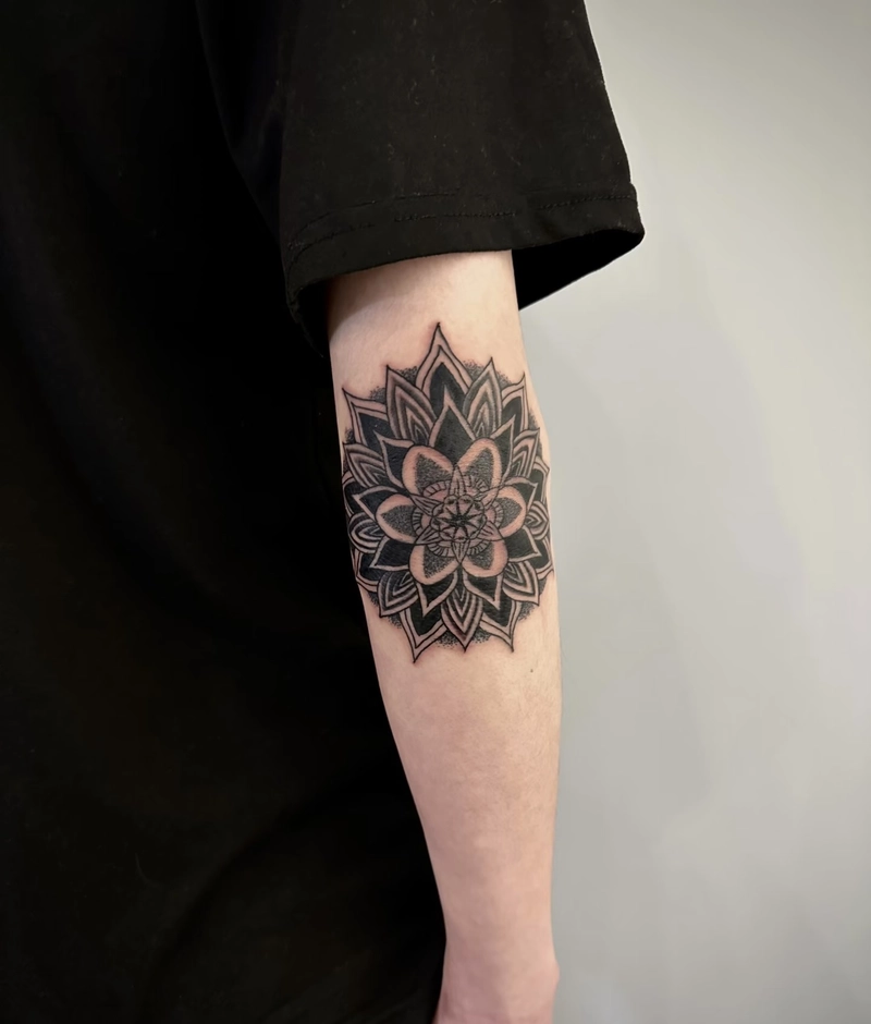 hình xăm mandala là biểu tượng cho trí tuệ và giác ngộ