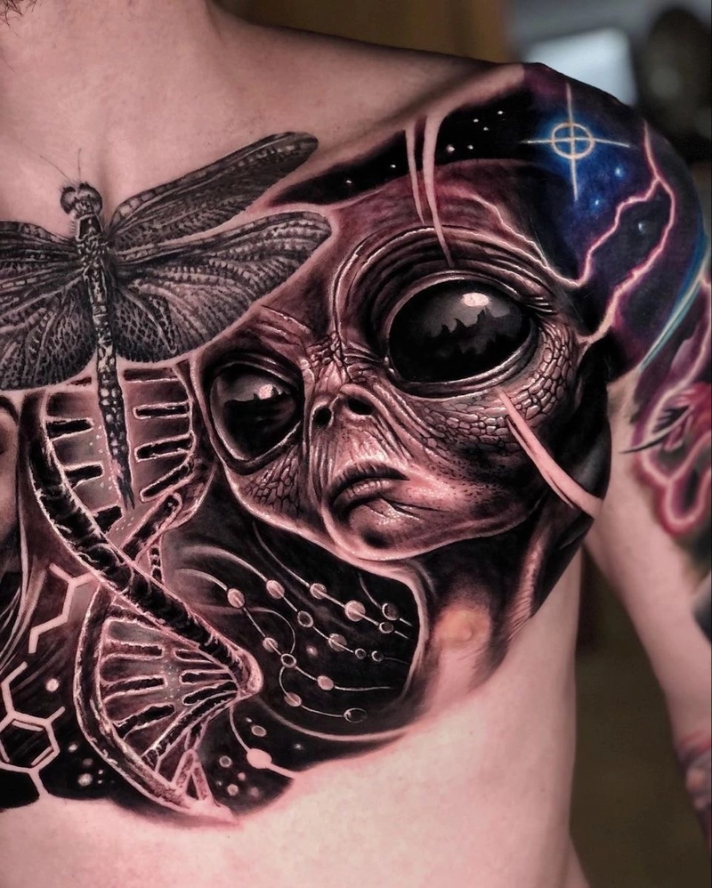 hình xăm người ngoài hành tinh ở ngực