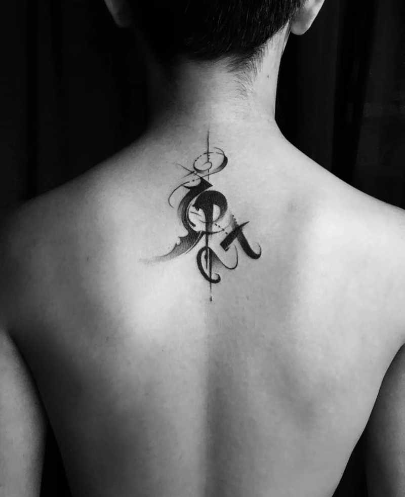 hình xăm nhỏ ở lưng