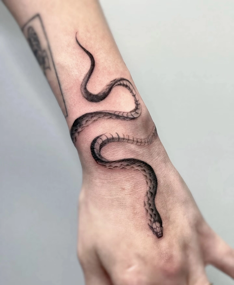 hình xăm rắn phong thủy mang năng lượng bảo vệ chủ nhân