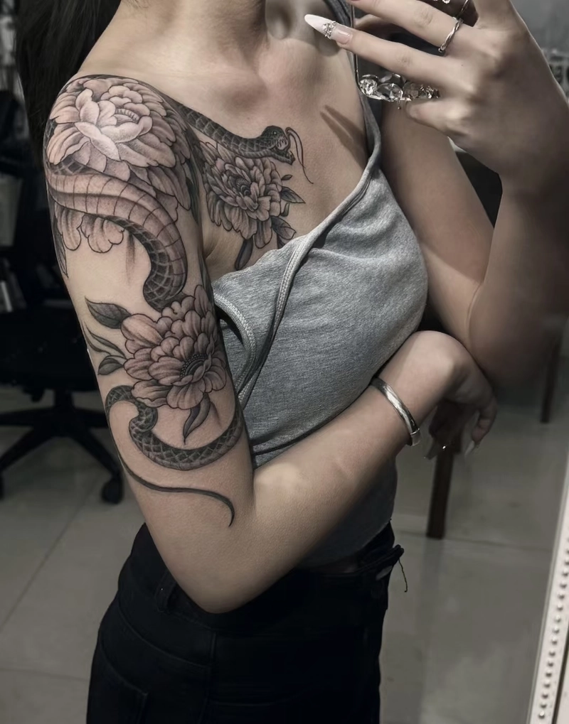 hình xăm rắn trên vai