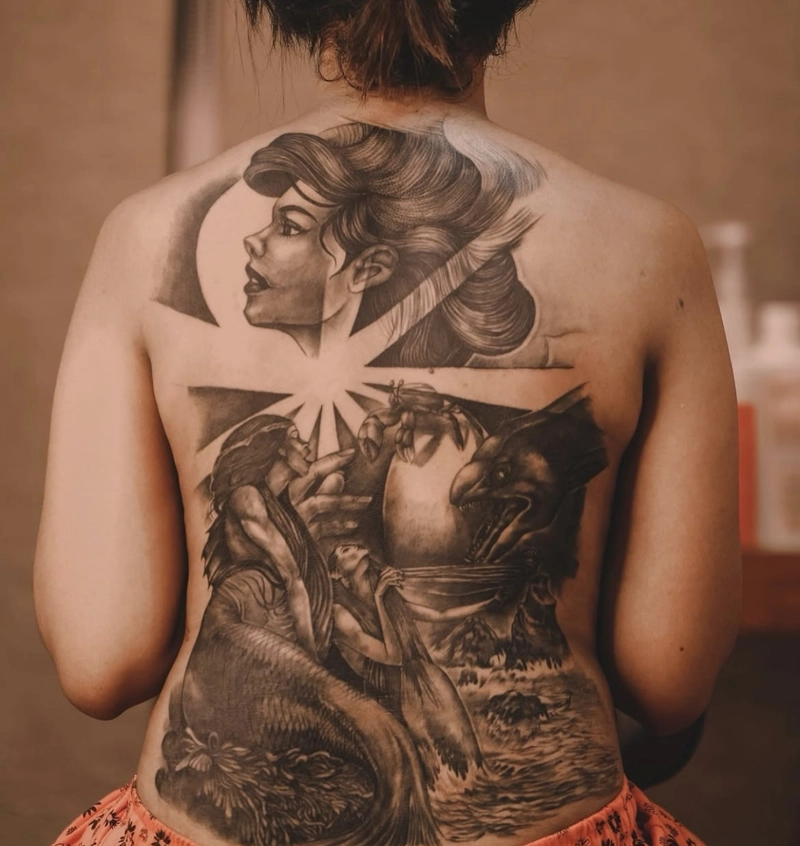 hình xăm sau lưng nữ kín