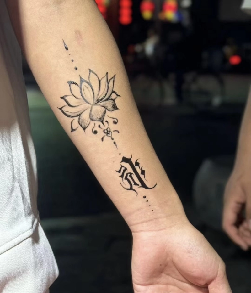 hình xăm sen phong thủy giúp cân bằng năng lượng sống