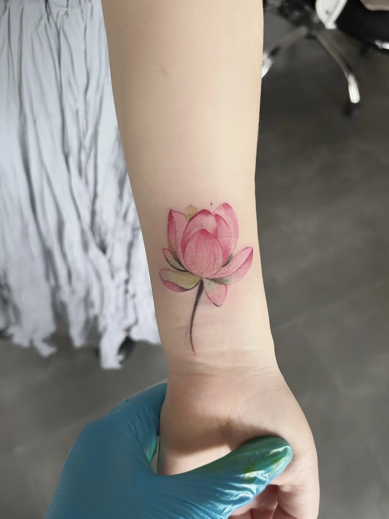 hình xăm sen phong thủy giúp chủ nhân giữ lòng bình tĩnh