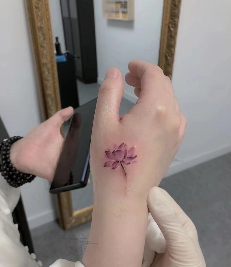 hình xăm sen phong thủy tượng trưng cho lòng từ bi