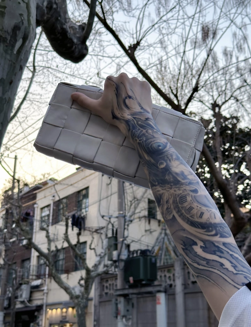 hình xăm trừu tượng ở cổ tay