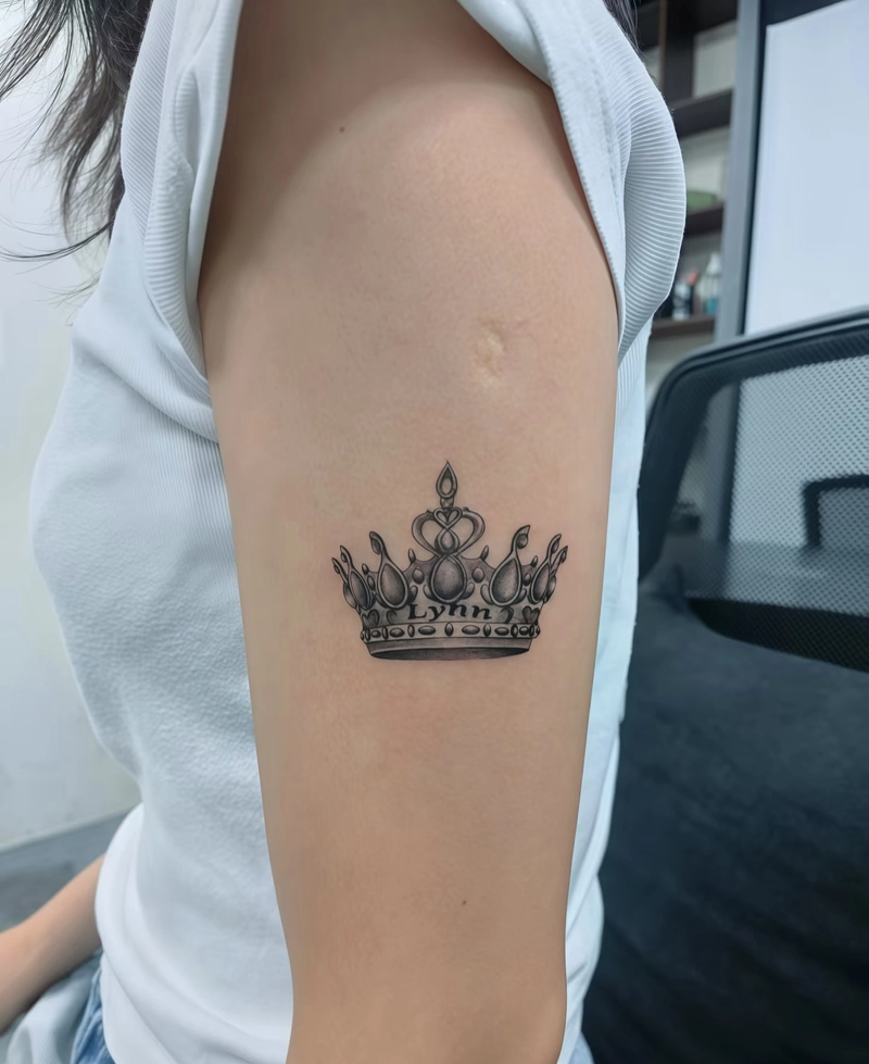hình xăm vương miện độc lạ cho nữ